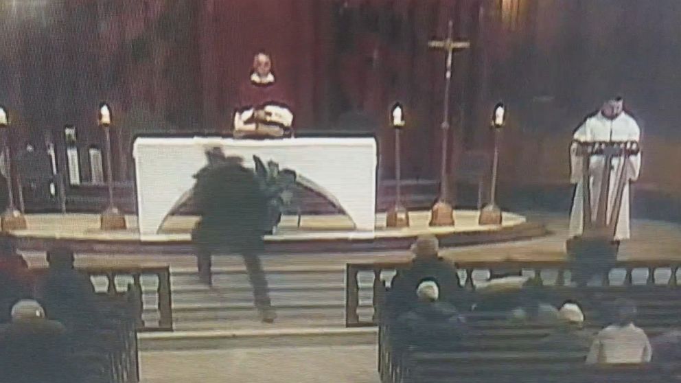 캐나다 성당 미사 집전중 괴한이 신부 공격.jpg
