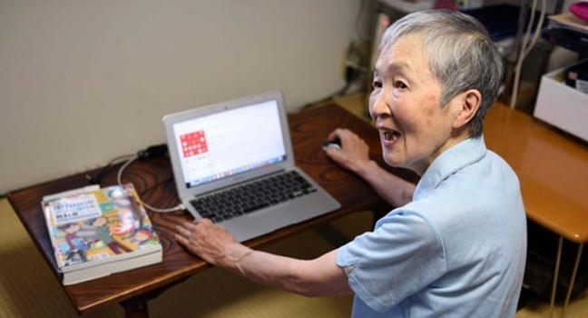 82세에 휴대폰 게임 개발한 일본 여성, 60세까지 컴맹.jpg