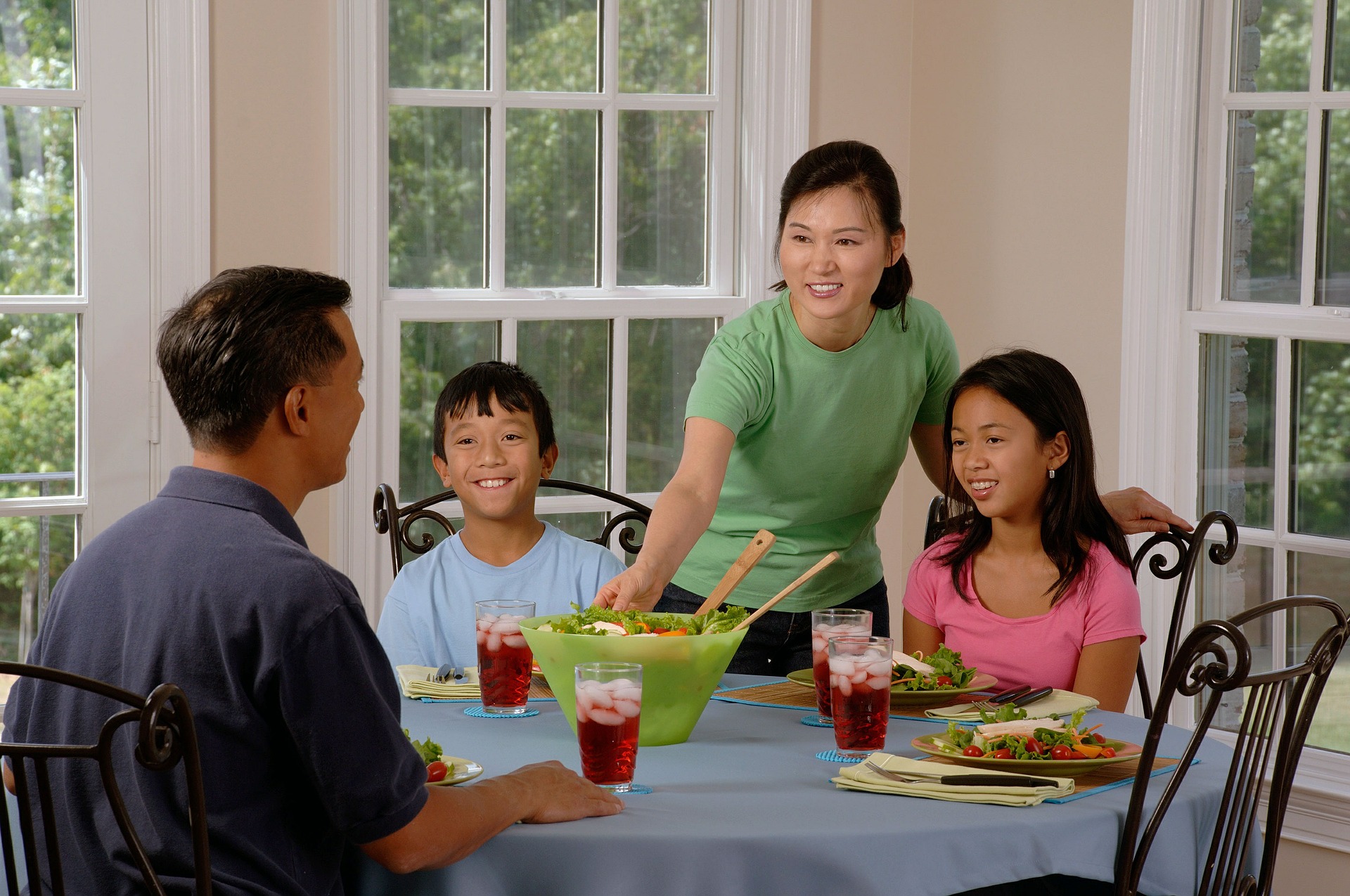 family-eating-at-the-table-619142_1920.jpg